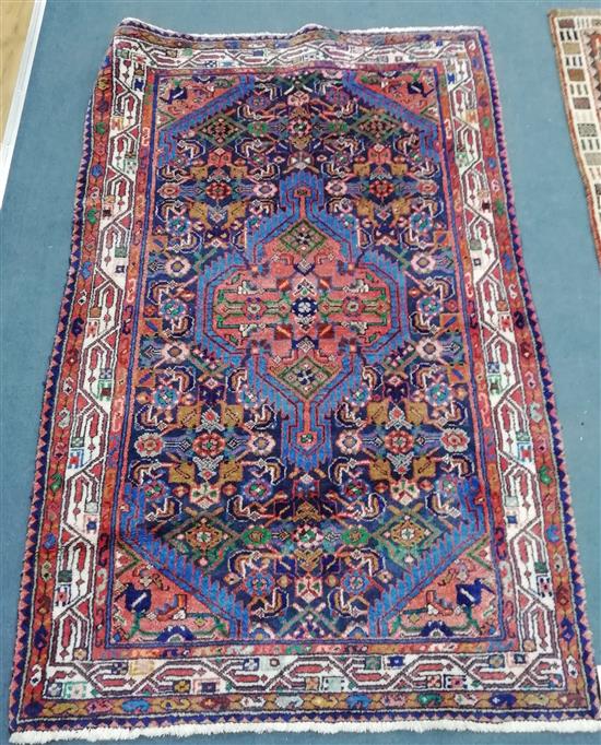 A Hamadan rug Approx. 160 x 103cm
